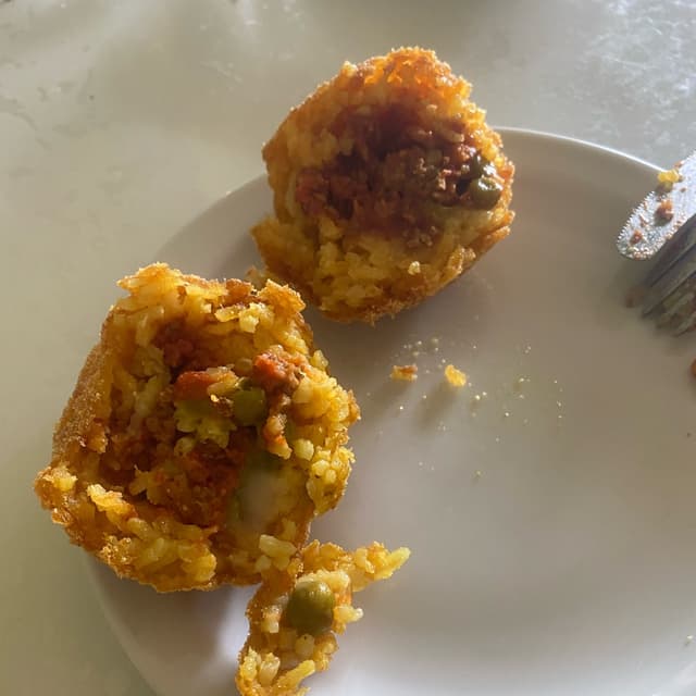 Photo of the dish “Arancini con ragù di soia e piselli”