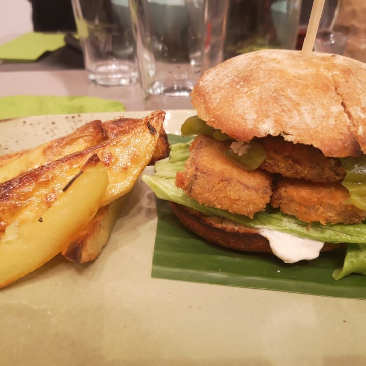photo of Sesamo Nero Burger di tofu Affumicato Con Insalata, Friggitelli, Cipolla, Mayonese E Patate Al Forno shared by @zucchieffunga on  29 Jan 2022 - review