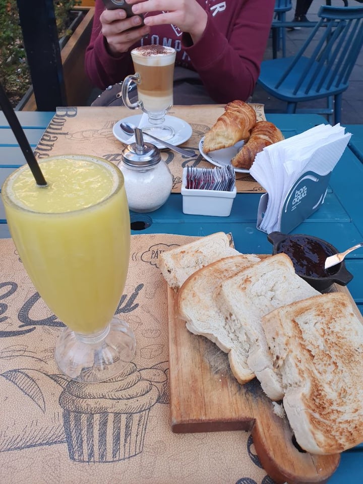 review photo of Le Quai Tostadas integrales con batido de frutas shared by @sofia99fernandez on 24 Aug 2019 - review
