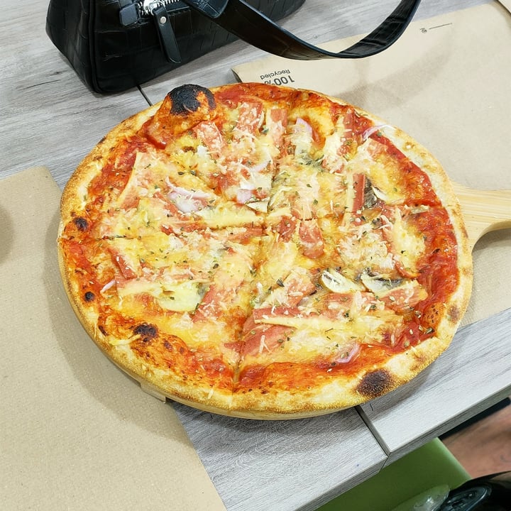 photo of deWeggie's Pizza Carbonara shared by @sa-almasveganas on  30 Sep 2021 - review