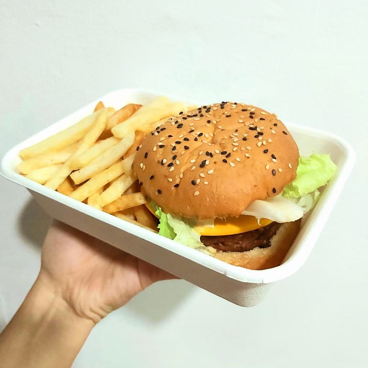 review photo of Mezza9 Classic cheese beyond burger shared by @herbimetal on 16 Apr 2020 - review