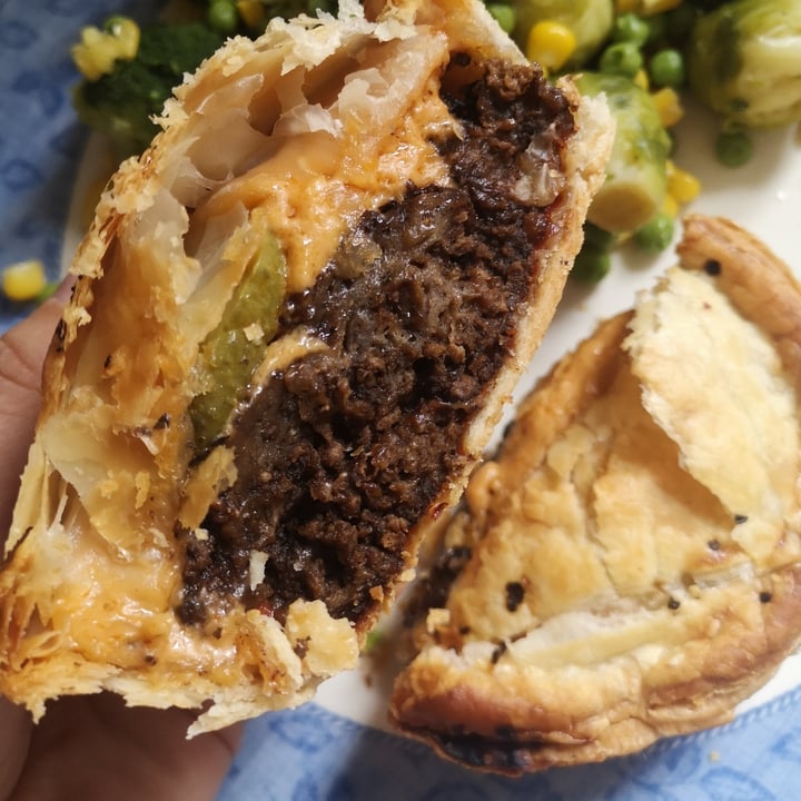 photo of Young Vegans Pie Shop Cheeseburger pie shared by @sweetsoy on  26 Jul 2020 - review