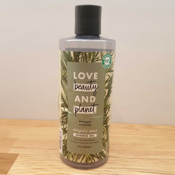 review photo of Love Beauty and Planet Rosmary & Vetiver Delightful Detox Shower Gel shared by @loschul on 03 Nov 2022 - review