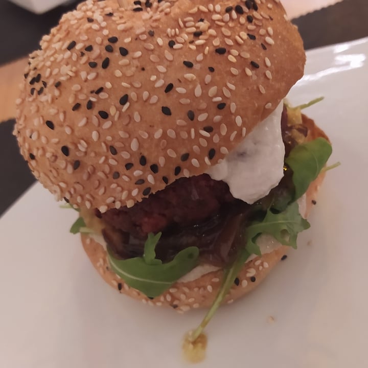 photo of Uh Mami burger la moto-mami shared by @jessi on  03 Nov 2022 - review
