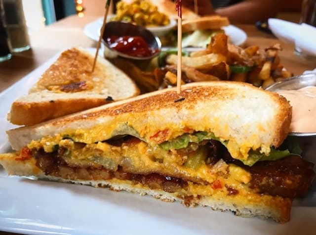 Foto del plato “Vegan BLT Pimento Grilled Cheese”