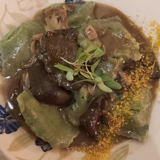 Photo of the dish “Raviolones De Espinaca Rellenos De Cabutia Con Bechamel De Coco Y Hongos”