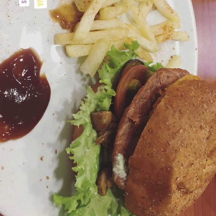 photo of Restaurante Vegetariano Sabyi Hamburguesa shared by @lauraesr on  09 Feb 2021 - review