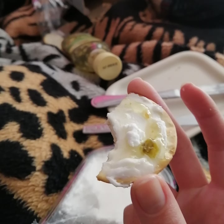 photo of Woolworths Food Dairy Free Cream Cheese shared by @celianel on  02 Sep 2022 - review