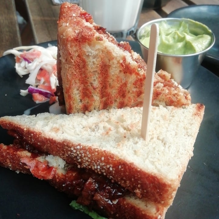 photo of Café Vegetal Sándwich pulled no-pork shared by @naynaynay on  13 Jun 2021 - review