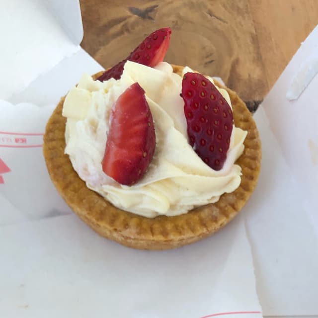 菜肴“Crostatina Alla Crema Chantilly”的照片