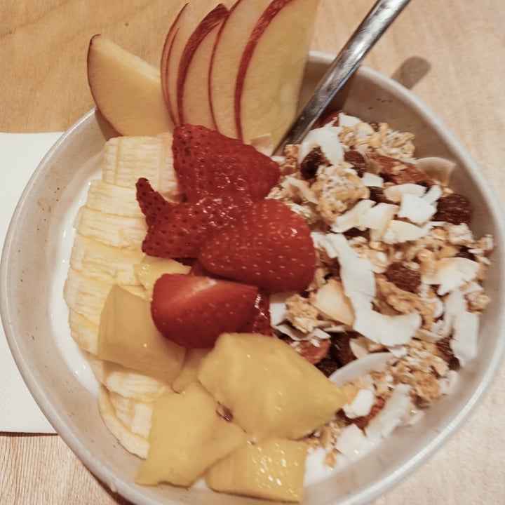 photo of Shake Café Granola Bowl con Yogurt di Cocco shared by @laural92 on  30 Oct 2022 - review