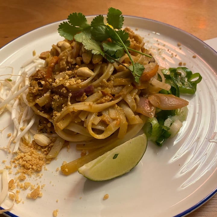 photo of Flax & Kale Street Pad thai de "pollo" shared by @3agonm on  12 Feb 2022 - review