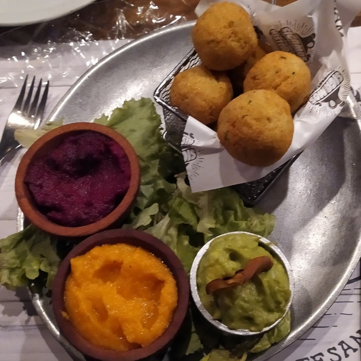 photo of OGHAM Neuquén Falafel con dip de remolacha y zanahoria 🥕 shared by @mmaiten on  19 Jun 2022 - review