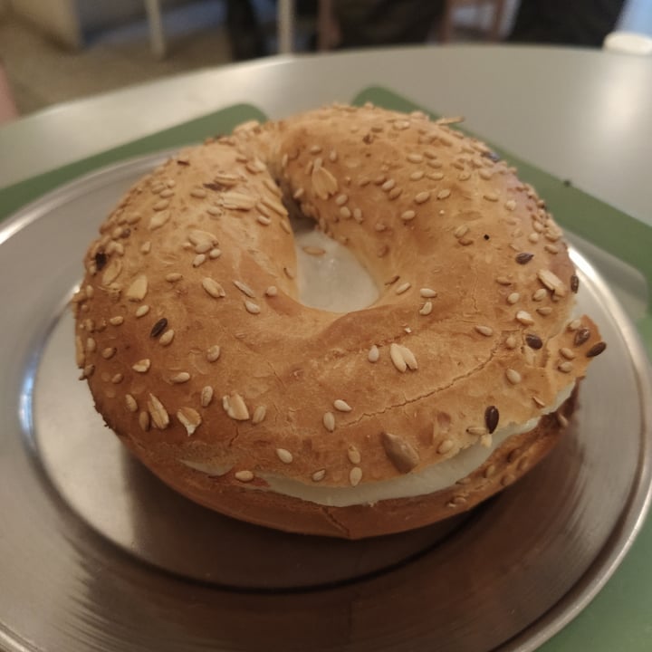 photo of Bioma plant based café Bagel de jamón y queso shared by @kaaar on  13 Nov 2022 - review