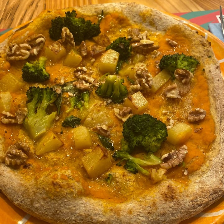 photo of Capperi che Pizza Crema Di Zucca, Patate, Broccoli E Noci shared by @laurettatrc on  30 Apr 2022 - review