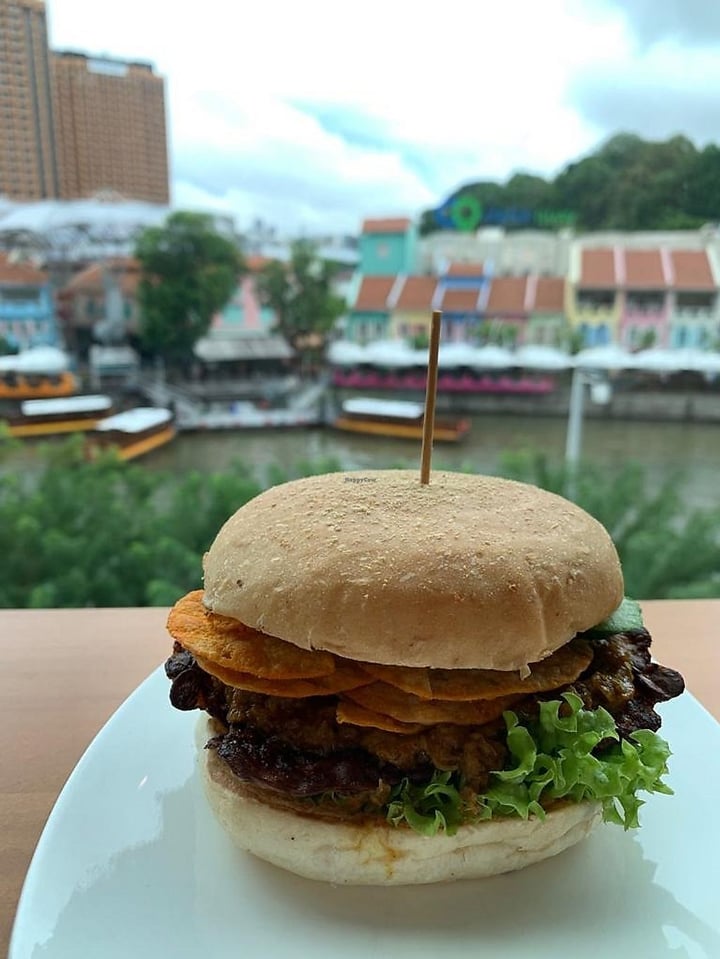 photo of nomVnom Bistro Tempeh Rendang burger shared by @xinru-t on  11 Jul 2020 - review
