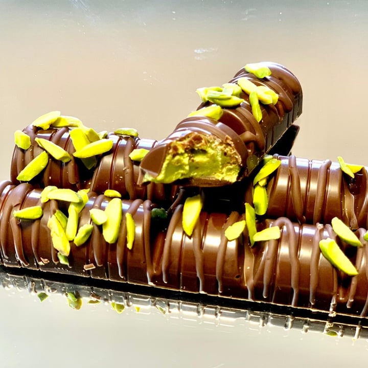review photo of Vegantino “Kinder Bueno” with Pistachio filling shared by @ornabu on 27 Nov 2021 - review