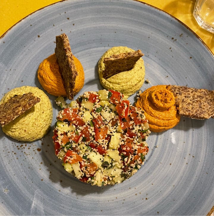 photo of Soul Kitchen muhammara, hummus di zucchine e mandorle, tabule di semi canapa e crackers allo Za'atar shared by @eleonora1991 on  17 Aug 2022 - review