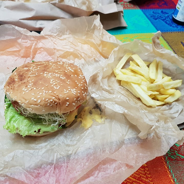 photo of Gastronomía Nueve y 45 Hamburguesa T Y H shared by @cesarcr on  09 Sep 2020 - review