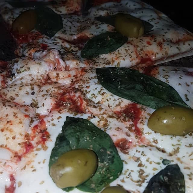 菜肴“Pizza Con albahaca”的照片