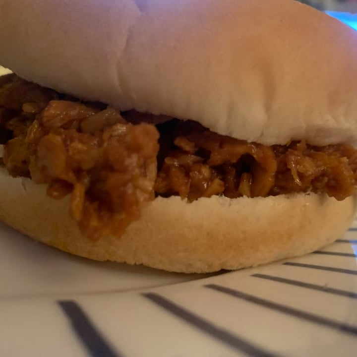 photo of Linda McCartney's 2 Vegetarian Pulled Pork 1/4lb Burgers shared by @doped on  15 Jan 2022 - review