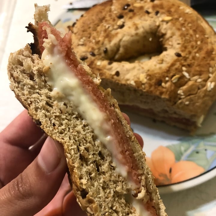 photo of Bioma plant based café Bagel de jamón y queso shared by @vegandann on  10 Oct 2021 - review