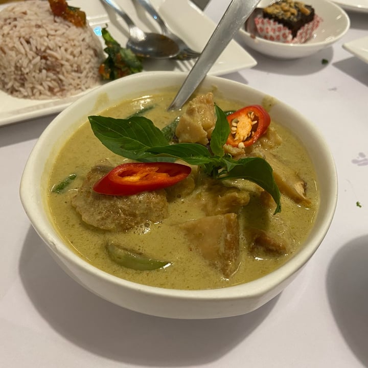 photo of Veggielicious Thai Cuisine Green Curry Lion's Mane mushroom shared by @dafnelately on  30 Mar 2022 - review