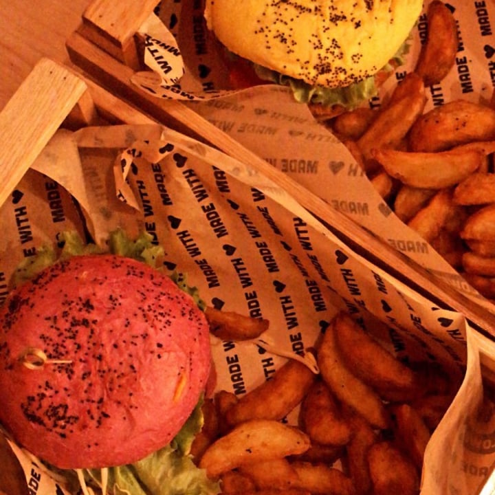 photo of Flower Burger Burger 100% Vegan shared by @mariott on  13 Mar 2022 - review