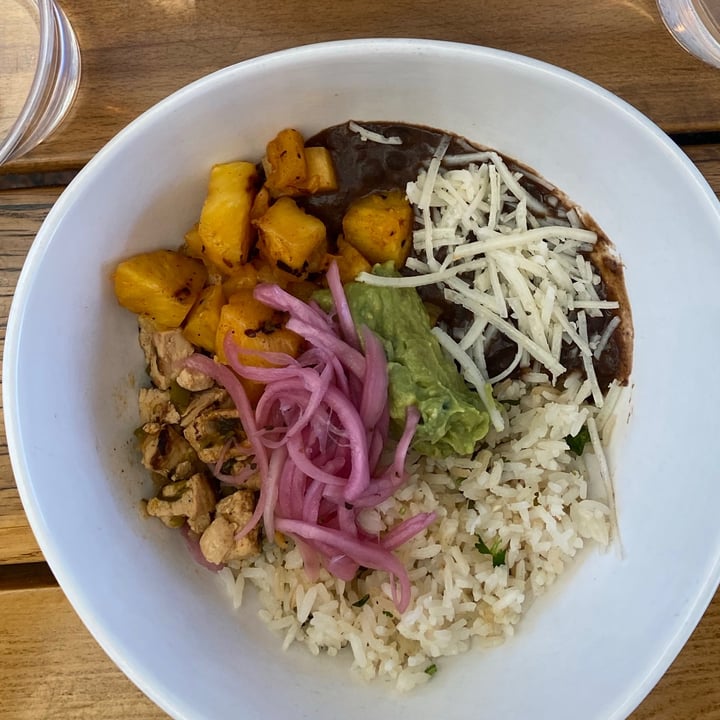 photo of Tocaya Organica Venice Vegan GRILLED PINEAPPLE AL PASTOR shared by @naomiyokoda on  11 Feb 2022 - review