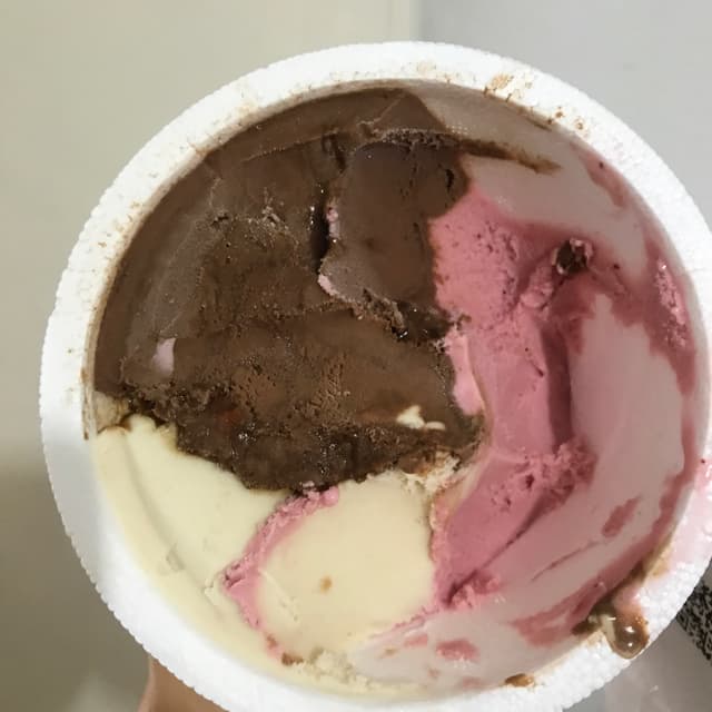 Photo of the dish “Helado De Chocolate Con Almendras Caramelizadas”