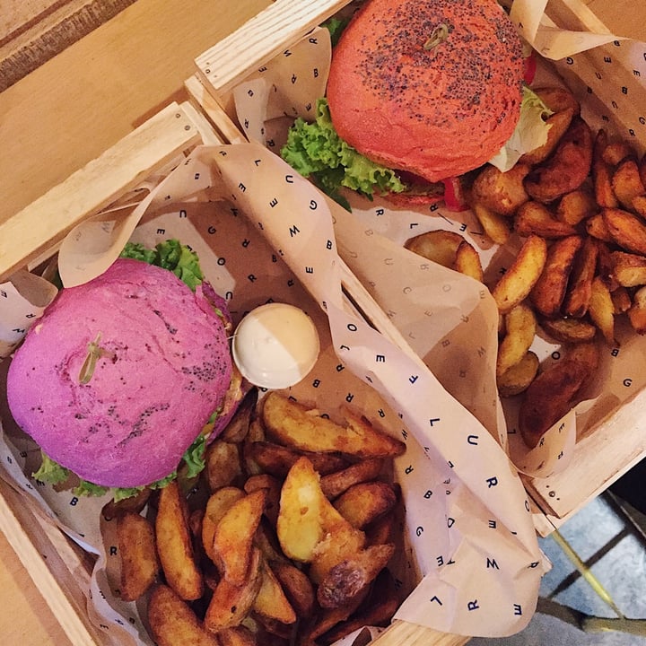 photo of Flower Burger Burger 100% Vegan shared by @greenonthebeam on  14 Apr 2022 - review