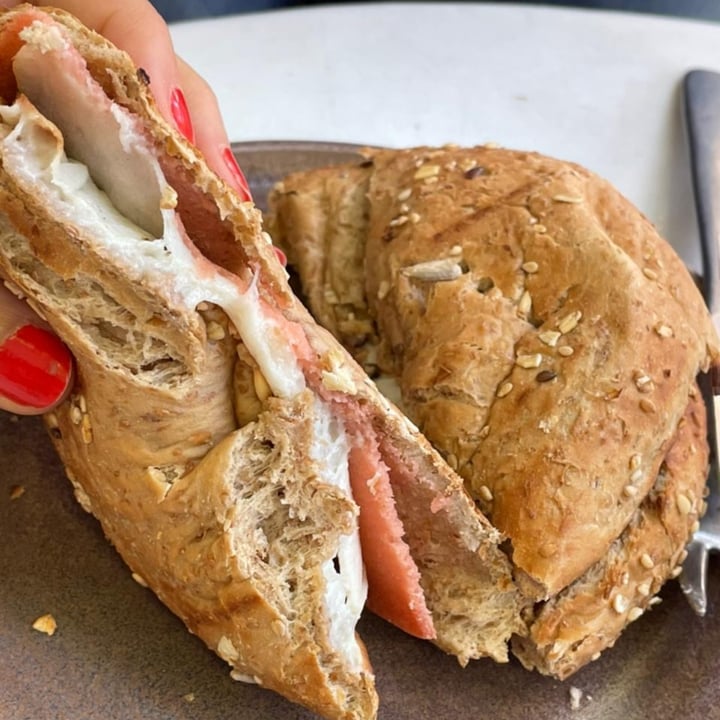 photo of Bioma plant based café Bagel de jamón y queso shared by @camreggae on  04 Jan 2022 - review