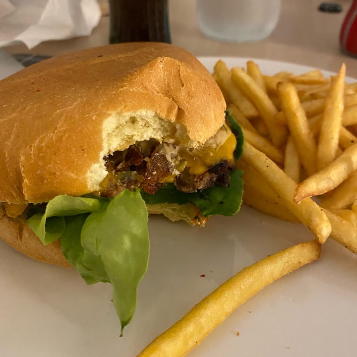 photo of Blackout Burger Lindsay’s Beyond Cheesburger Menu shared by @bennifromthebloc on  16 Jun 2022 - review