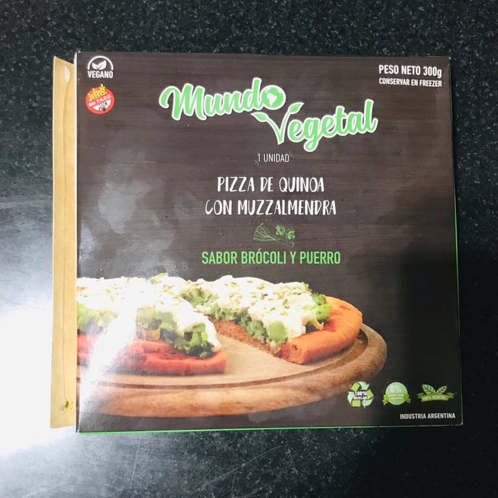 photo of Mundo Vegetal Pizza de muzzarella con brocoli y puerro shared by @goveggy on  31 Dec 2021 - review