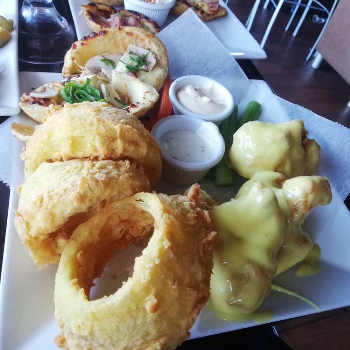review photo of Hooligan's Veggie Sampler Platter shared by @jimeram on 06 Dec 2021 - review