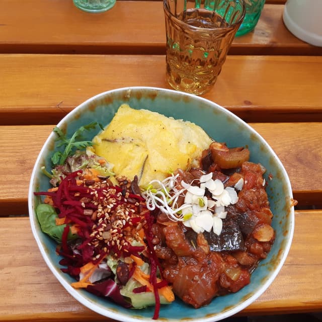 Foto del piatto “Sizilianische Caponata mit Polenta und Salat”