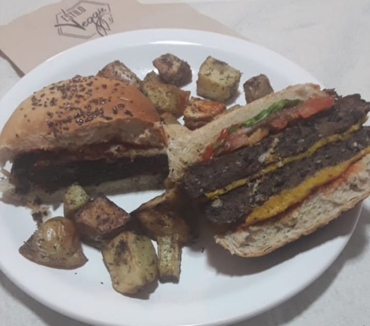 photo of Estilo Veggie Hamburguesa Doble Watson shared by @jacquicalv on  30 Jul 2019 - review