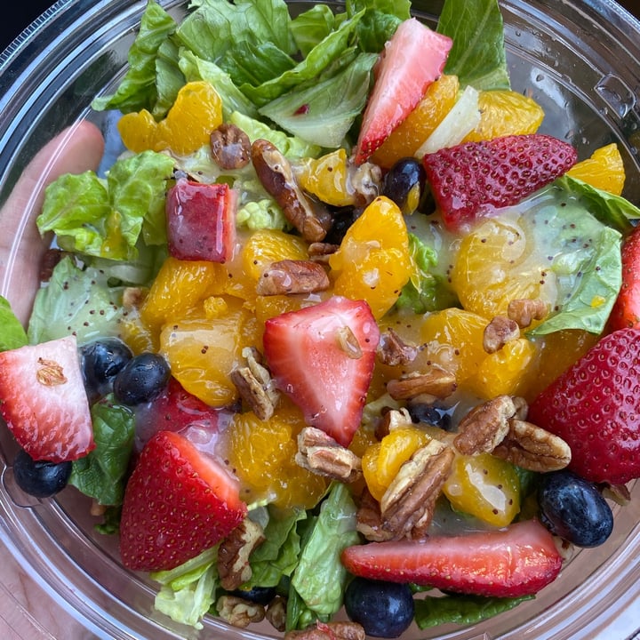 review photo of Panera Bread Strawberry poppyseed salad shared by @kellerbie on 27 Apr 2021 - review