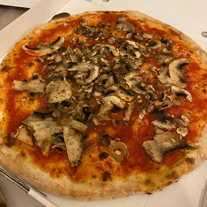 photo of You Pizza forno a legna Pizza Rossa Con Funghi shared by @giuliaghil on  24 Apr 2022 - review