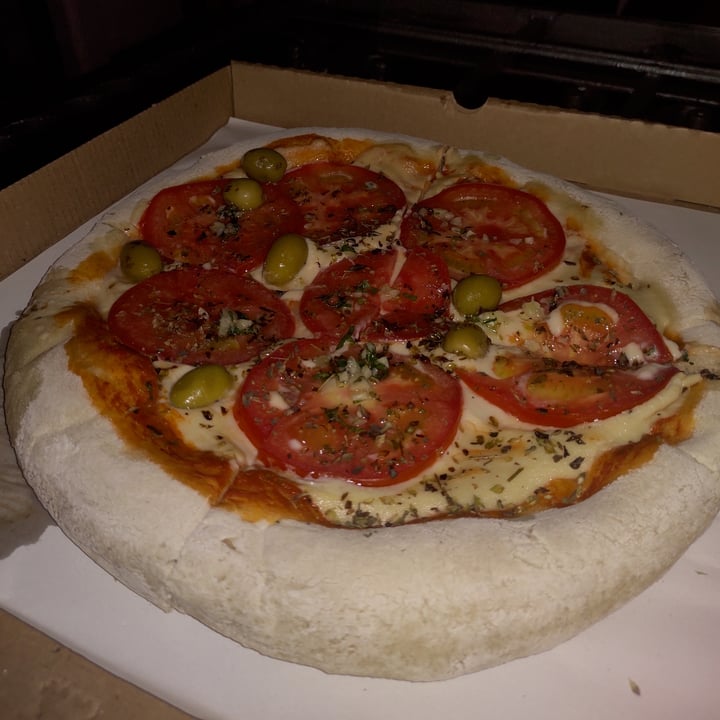 photo of BENICIO RESTAURANTE Pizza de Quesofu a la Napolitana y Ajo shared by @lautaroluna on  14 Nov 2021 - review