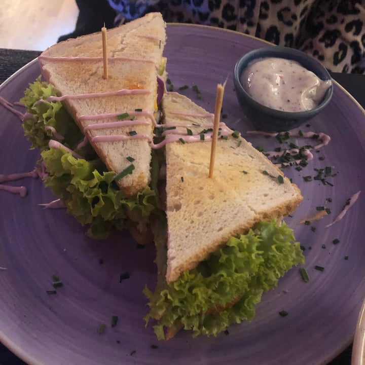 photo of vegan junkhouse club Chiller Club Sandwich shared by @davmen on  16 Apr 2022 - review