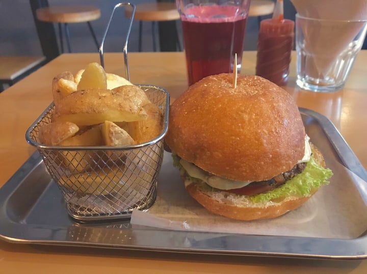 photo of Cafe Leon Interior 6 Local 3 Paseo Del Faro Hamburguesa vegan shared by @tessa0938 on  20 Aug 2019 - review