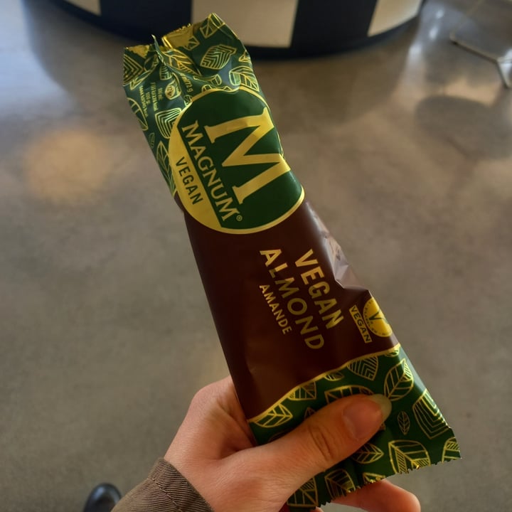 review photo of Magnum Magnum Vegan Almond shared by @elisabbatini on 13 Aug 2022 - review
