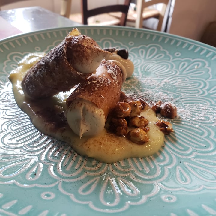 review photo of Sesamo Nero Cannoli di pasta fillo ripieno di crema al caffè shared by @kindlichekaiserin on 01 May 2022 - review