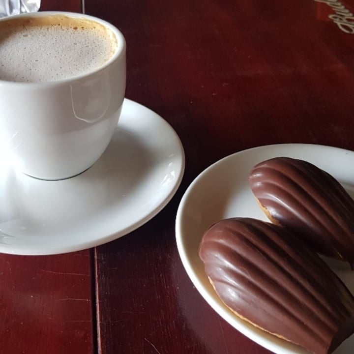 photo of Fermentaria Madeleines de laranja com chocolate shared by @futureisavegan on  19 Jun 2022 - review