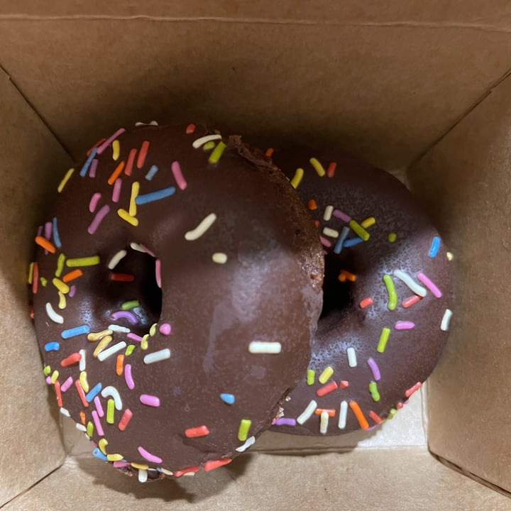 review photo of Erin McKenna's chocolate donut shared by @veganohana on 24 Jun 2022 - review