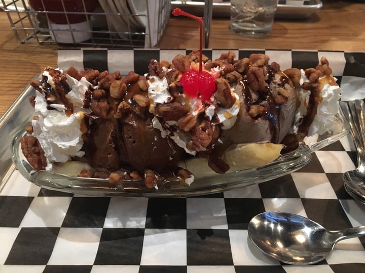 photo of Piggy Bank Vegan Banana Split shared by @katiewink on  11 Mar 2019 - review