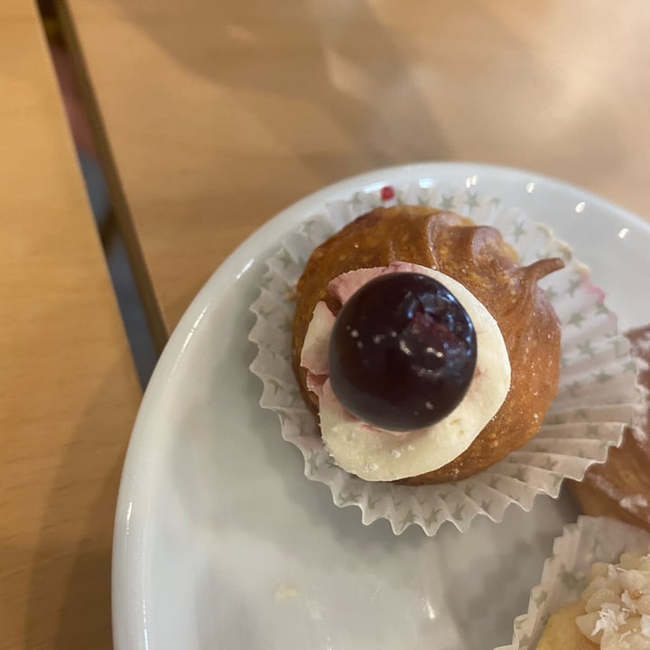 photo of Efrem - Caffetteria, Pasticceria, Cucina Zeppola Classica shared by @matus on  22 Apr 2022 - review
