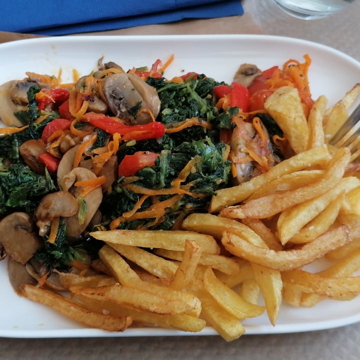 photo of Restaurante "O Jardim" Veggies Stir Fry And French Fries shared by @beeatriz on  10 Jun 2022 - review