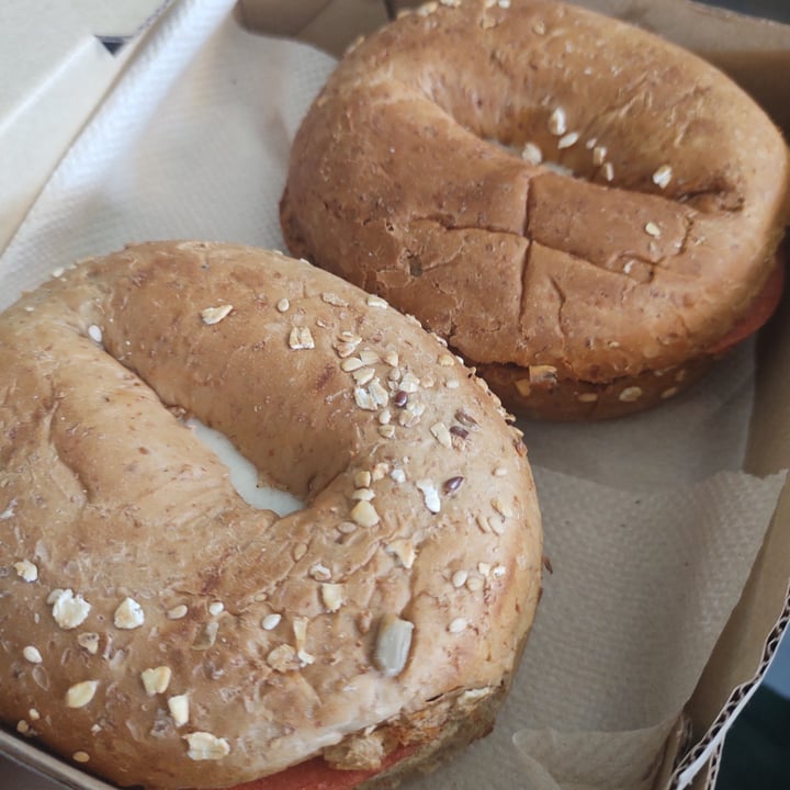 photo of Bioma plant based café Bagel de jamón y queso shared by @ximo on  02 Mar 2022 - review